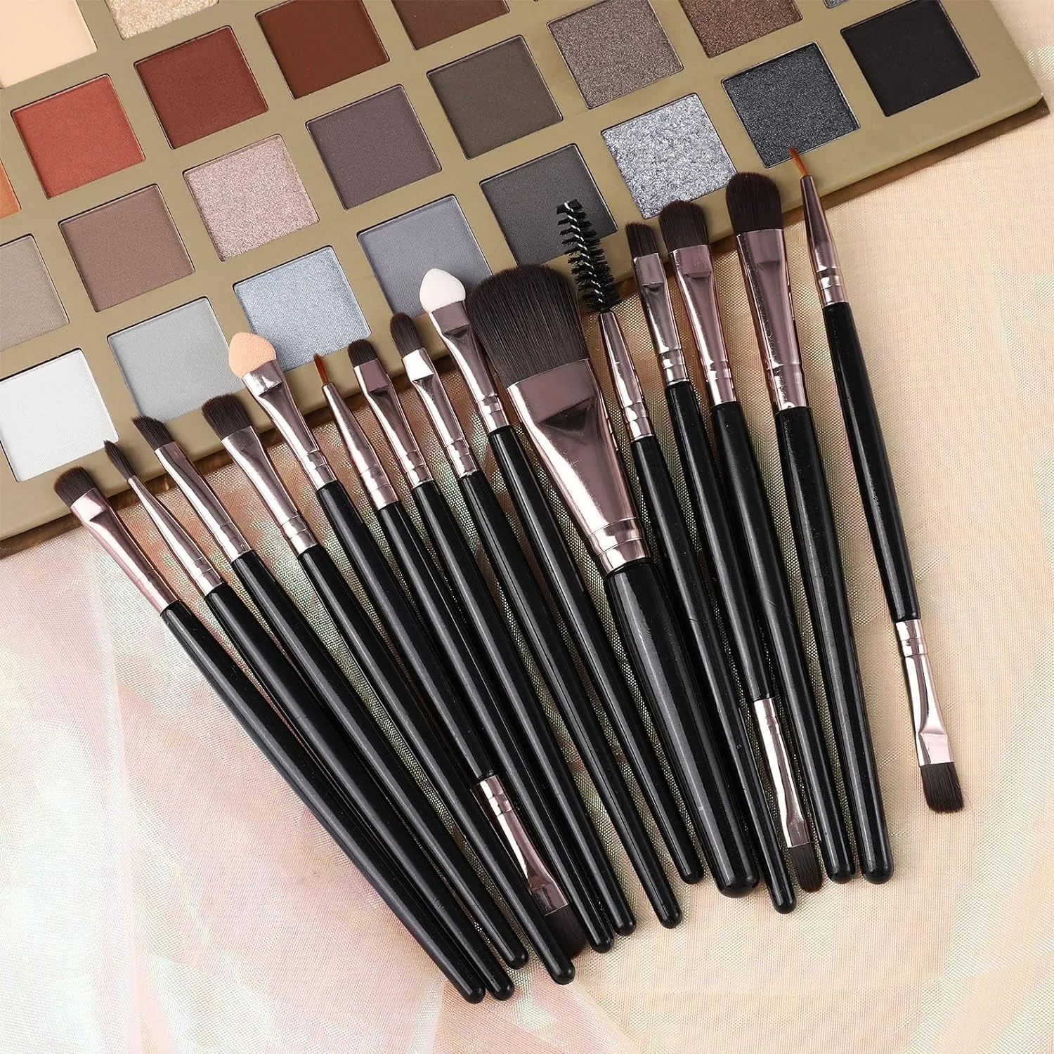 15-Piece Nude & Smoky Eyeshadow Brush Set - 40 Pigmented Shades for Stunning Makeup Looks